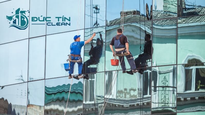Dịch vụ lau kính toà nhà Đức Tín Clean
